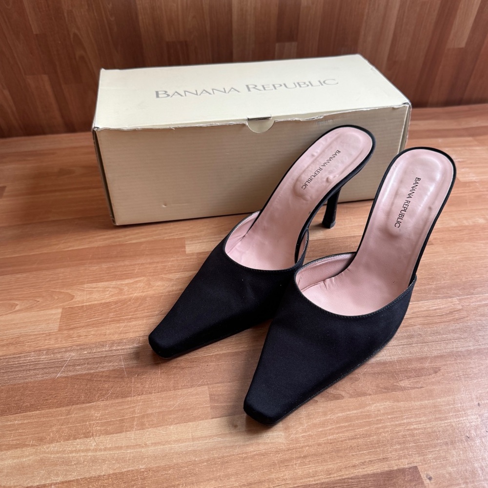 Banana Republic Black Pointed Slingback Mule Heels with Pink Insole